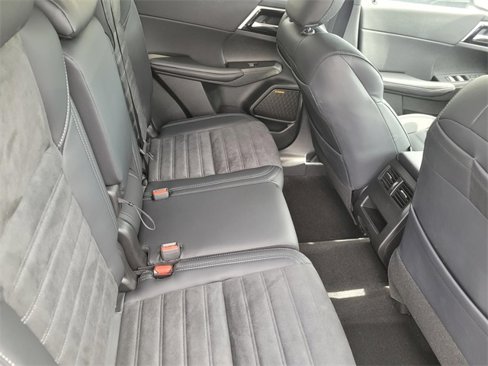 New 2025 Mitsubishi Outlander SE image 8