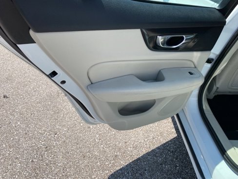 Used 2020 Volvo S60 T5 Momentum image 20