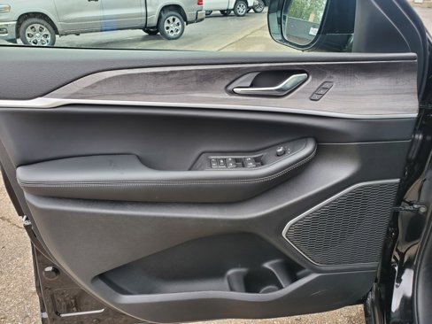 New 2025 Jeep Grand Cherokee Limited 4xe image 12