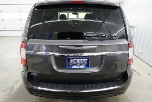 Used 2015 Chrysler Town & Country Touring-L w/ Driver Convenience Group image 11
