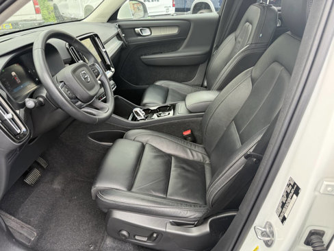 Used 2023 Volvo XC40 B5 Plus image 12