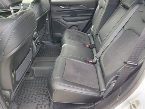 Used 2024 Jeep Grand Cherokee Altitude image 11