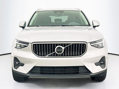 Used 2025 Volvo XC40 B5 Plus image 2