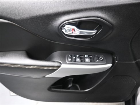 Used 2018 Jeep Cherokee Latitude Plus image 13
