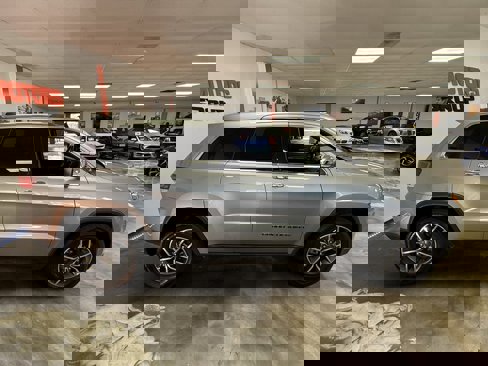 Used 2020 Jeep Grand Cherokee Limited w/ Luxury Group II image 5
