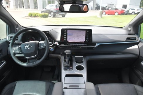 Used 2024 Toyota Sienna XLE Woodland Edition image 7