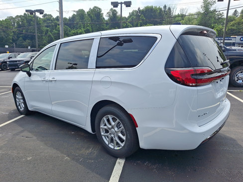 New 2026 Chrysler Pacifica Select image 3
