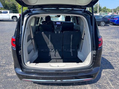 Used 2022 Chrysler Pacifica Touring-L image 5