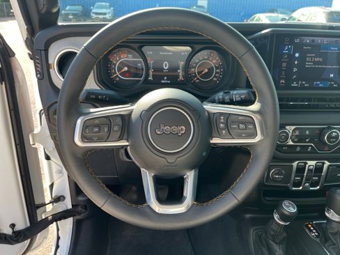 Used 2025 Jeep Wrangler Sahara image 27