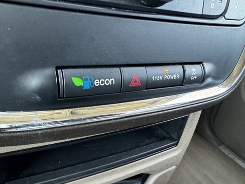 Used 2015 Chrysler Town & Country Touring image 30