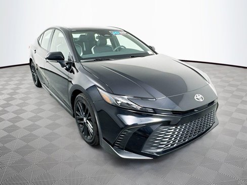 Used 2025 Toyota Camry SE image 3