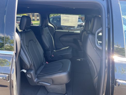 New 2026 Chrysler Pacifica Select image 14