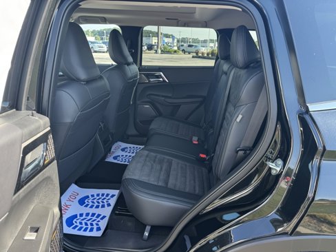 New 2025 Mitsubishi Outlander SE image 28