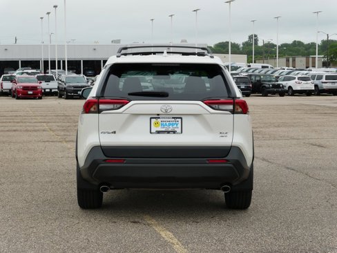 Used 2021 Toyota RAV4 XLE Premium image 4