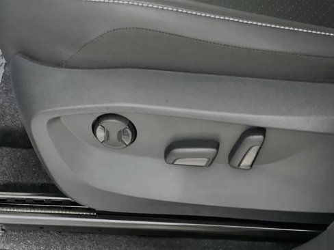 Used 2023 Volkswagen Tiguan SE image 16