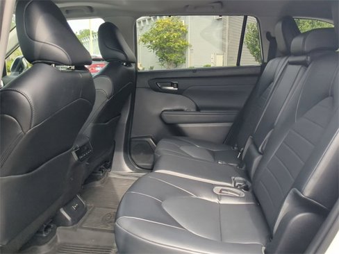 Used 2022 Toyota Highlander XLE image 4