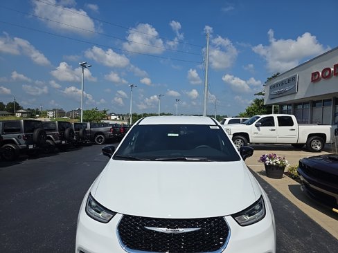 New 2026 Chrysler Pacifica Select image 4