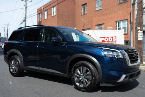 Used 2024 Nissan Pathfinder SV image 1