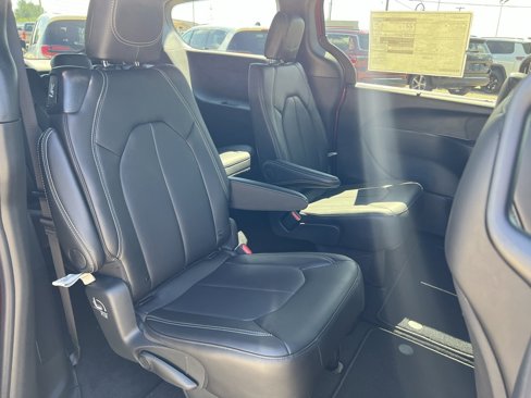 New 2026 Chrysler Pacifica Select image 16