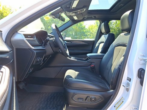 Used 2025 Jeep Grand Cherokee Altitude image 13