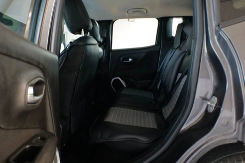 Used 2018 Jeep Renegade Latitude image 16