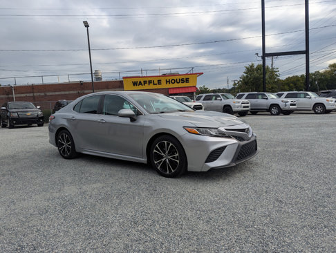 Used 2020 Toyota Camry SE image 3