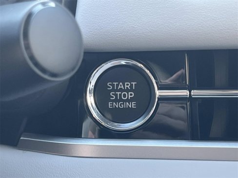 New 2025 Mitsubishi Outlander SE image 28