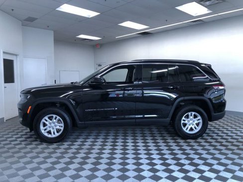 Used 2023 Jeep Grand Cherokee Laredo image 12