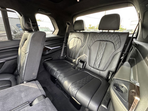 Used 2021 BMW X7 M50i image 11