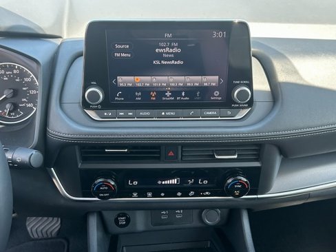 Used 2025 Nissan Rogue SV image 13
