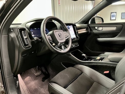 Used 2025 Volvo XC40 B5 Plus image 8