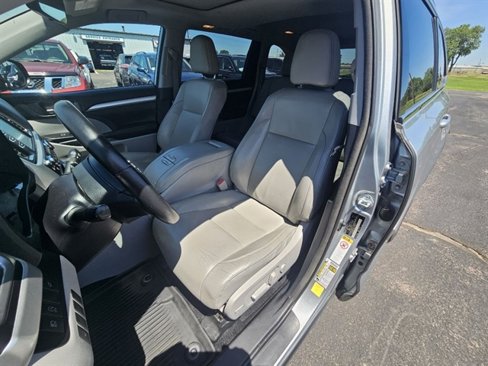 Used 2018 Toyota Highlander XLE image 11