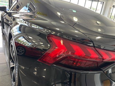 Used 2023 Audi e-tron GT Premium Plus image 9