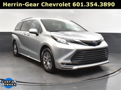 Used 2023 Toyota Sienna XLE image 9
