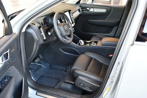 Used 2024 Volvo XC40 B5 Plus image 40