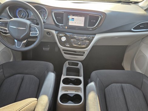 Used 2023 Chrysler Voyager LX image 13