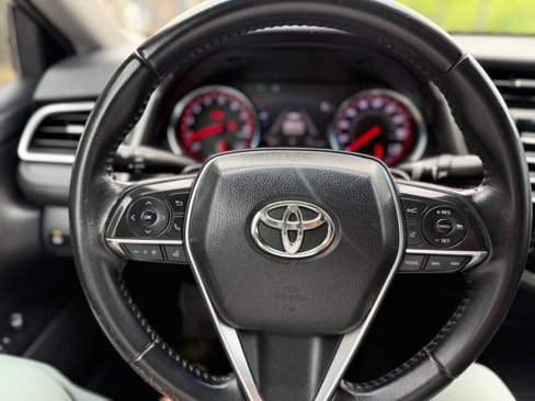 Used 2018 Toyota Camry XSE image 10