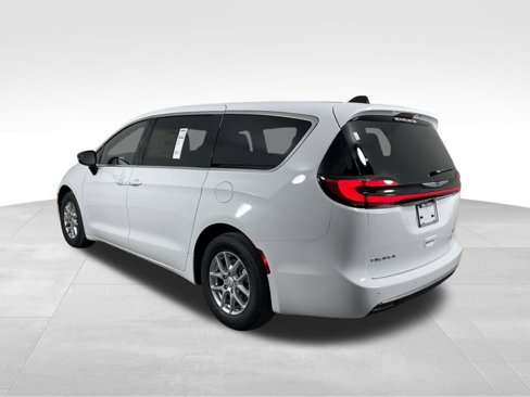 New 2026 Chrysler Pacifica Select image 3