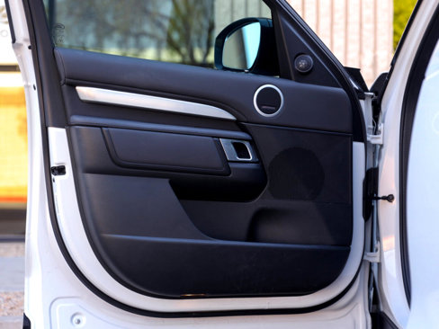 Used 2020 Land Rover Discovery Landmark image 32