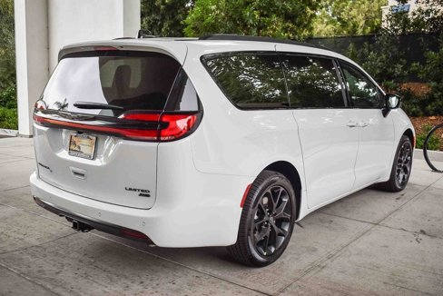 New 2026 Chrysler Pacifica Limited image 6