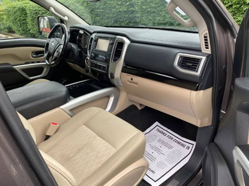 Used 2018 Nissan Titan SV w/ SV Convenience Package image 6