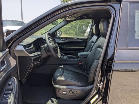 New 2025 Jeep Grand Cherokee Limited w/ Black Appearance Package image 9