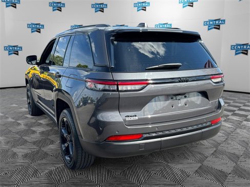 Used 2023 Jeep Grand Cherokee Altitude image 4