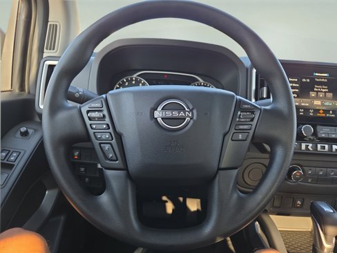 Used 2025 Nissan Frontier SV image 18