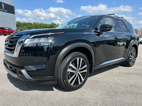 Used 2024 Nissan Pathfinder Platinum w/ Cargo Package image 12