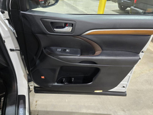 Used 2018 Toyota Highlander AWD V6 image 35