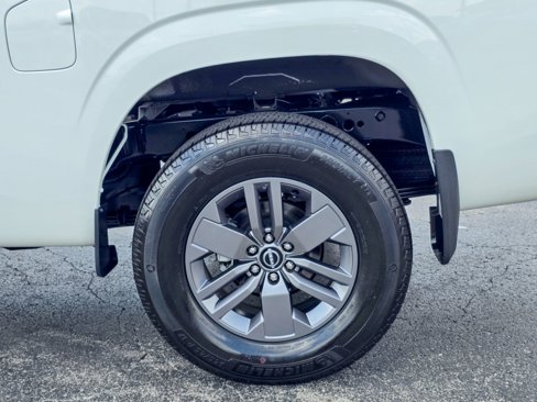 Used 2025 Nissan Frontier SV image 17