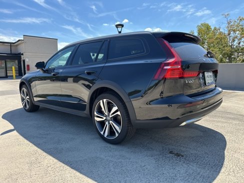 Used 2025 Volvo V60 B5 Cross Country Plus w/ Protection Package Premier image 5