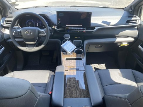 New 2025 Toyota Sienna Platinum image 13