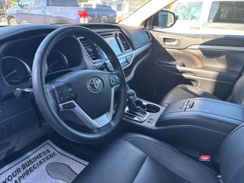 Used 2017 Toyota Highlander XLE image 16